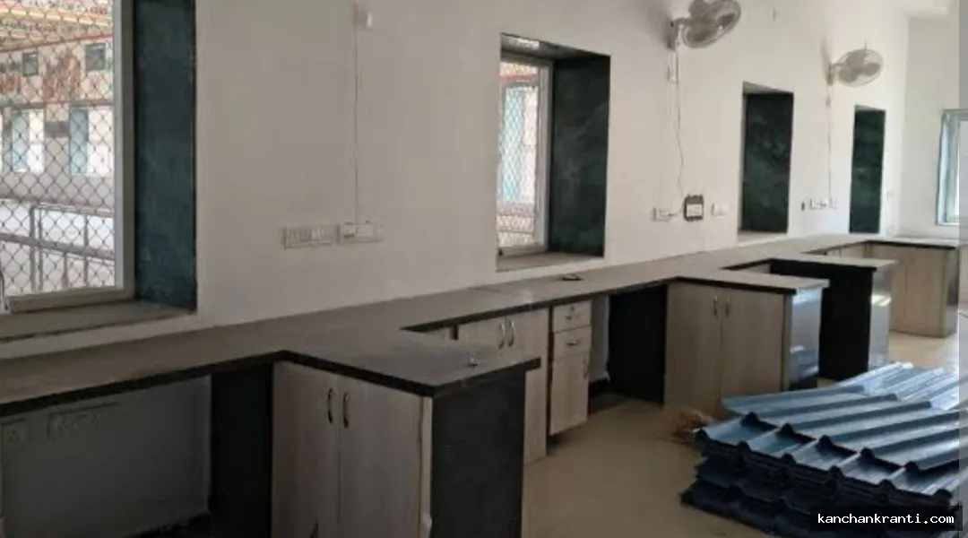 रायबरेली रेलवे स्टेशन हादसा: प्लेटफॉर्म नंबर एक के भोजनालय में गिरी फॉल्स सीलिंग, बारिश में टपक रही छत