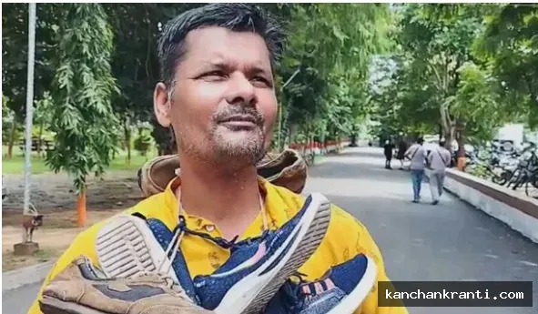 बिहार के युवक का अनोखा प्रदर्शन : 12 साल से सुनवाई नहीं,  तो खुद गले  में जूते की माला पहन समाहरणालय पहुंच गया