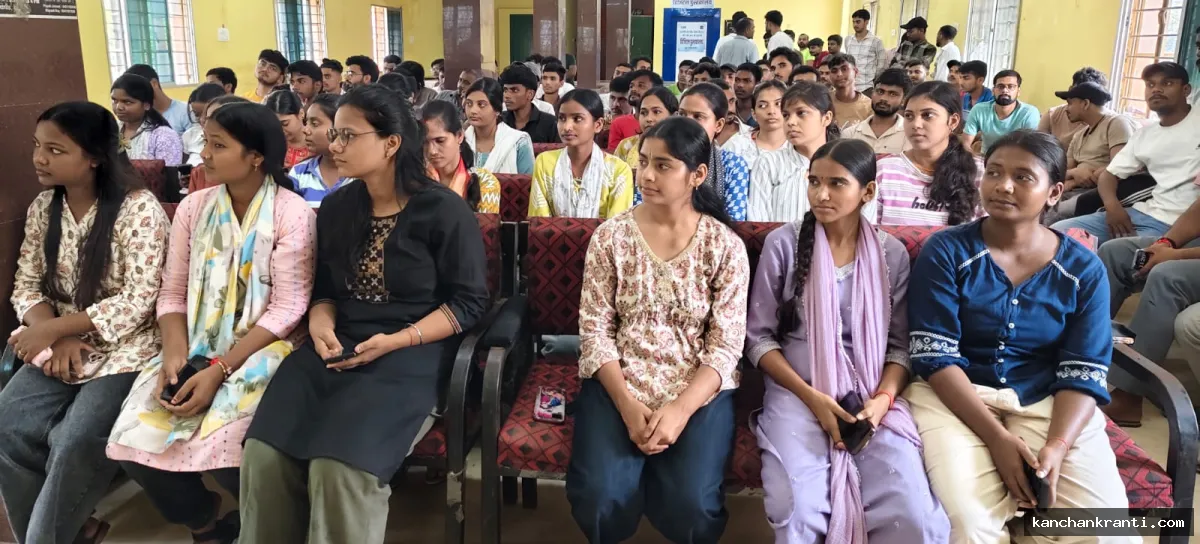 देवघर टाउन हॉल में करियर काउंसलिंग कैंप : जिला नियोजन पदाधिकारी ने युवाओं को दिए सफलता के टिप्स, 220 छात्र-छात्राएं शामिल