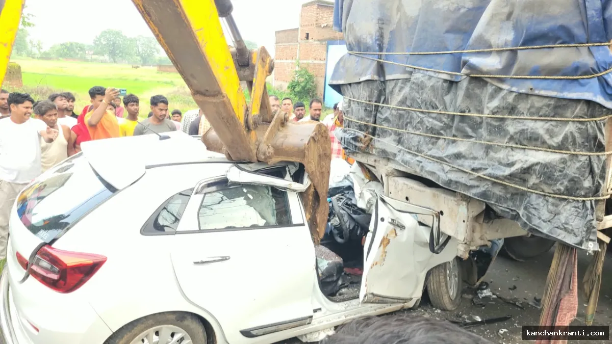 चतरा में भीषण सड़क हादसा: खड़े ट्रक से टकराई बोलेनो कार, युवक की मौत, तीन गंभीर रूप से घायल