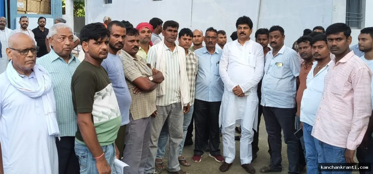 भभुआ में दर्दनाक सड़क हादसा: पेड़ से टकराकर पानी से भरे गड्ढे में गिरी बाइक, ग्रामीण चिकित्सक समेत दो की मौत