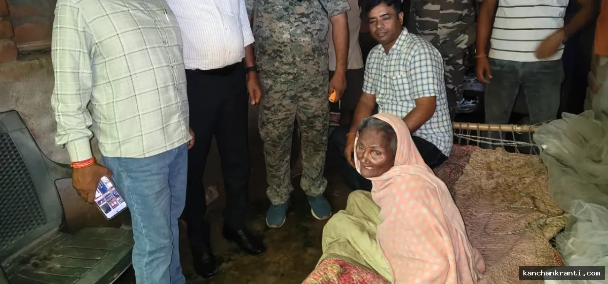 चार साल से झोपड़ी में रहने वाली बुजुर्ग महिला को प्रशासन ने बेटे के पास पहुंचाया, कानूनी जिम्मेदारी की याद दिलाकर की मदद