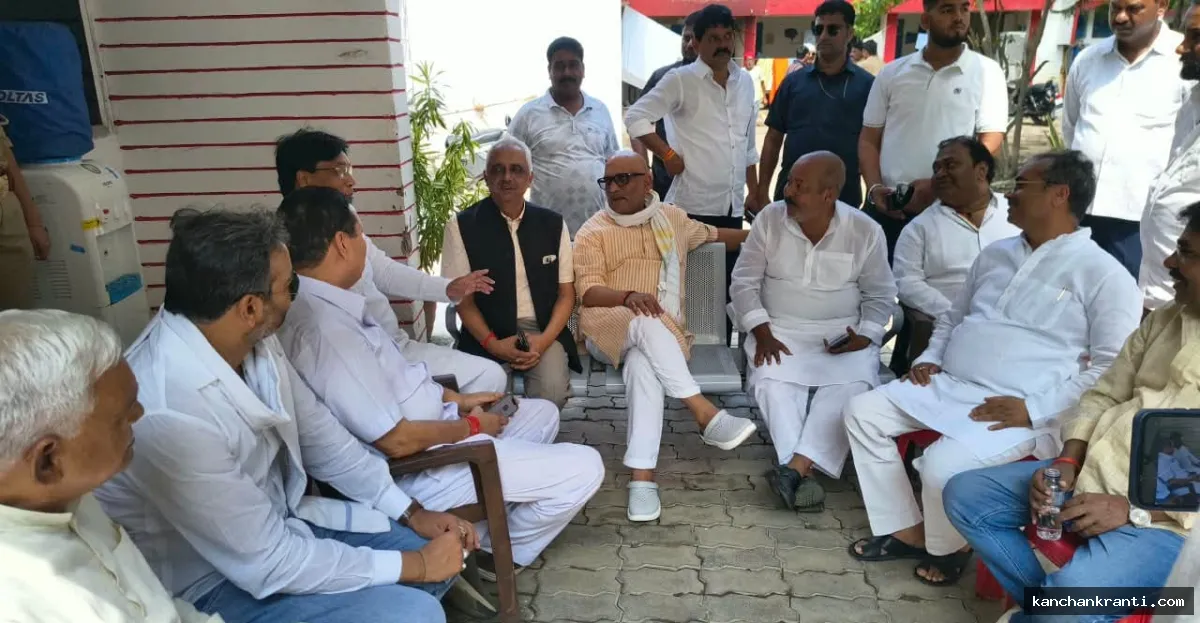 सियासत तेज : गोंडा जा रहे कांग्रेसी नेताओं को बाराबंकी में रोकने पर थाने पर हंगामा