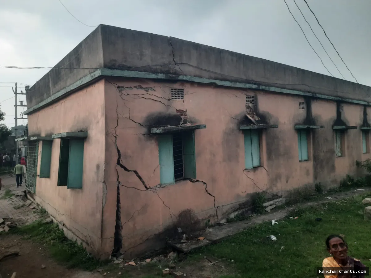 भू-धंसान से सड़क 5 फीट धंसी, एक दर्जन आवास और सामुदायिक भवन चपेट में