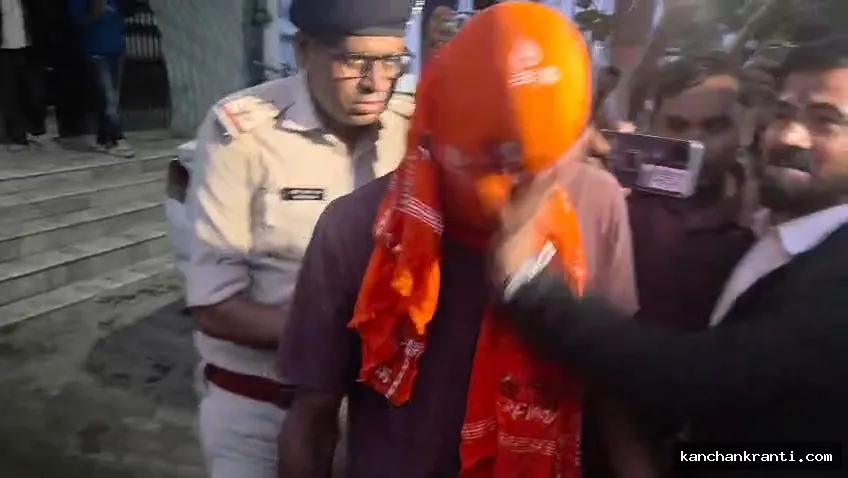 जमुई कोर्ट परिसर में हंगामा: छात्रा से छेड़खानी के मुख्य आरोपी को पेशी के दौरान अधिवक्ता ने सरेआम जड़ा थप्पड़, देखें वीडियो