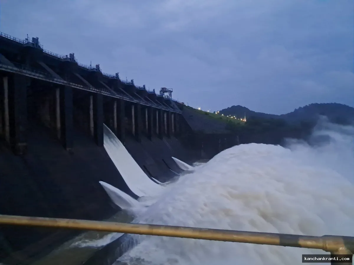 लगातार मूसलाधार बारिश और चक्रवाती तूफान के असर से मैथन और पंचेत डैम का बढ़ा जलस्तर, डैम से छोड़ा गया पानी