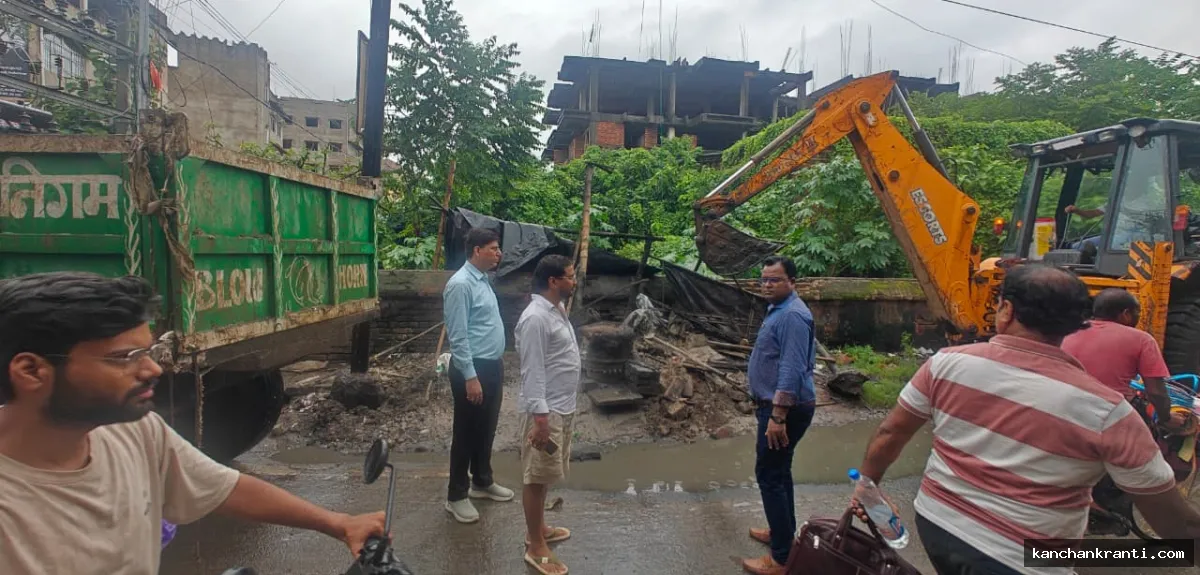 स्वच्छता ही सेवा अभियान: लक्ष्मीपुर चौक से बिलासी टाउन तक चला अतिक्रमण हटाओ और सफाई अभियान, मुकुंद मिष्ठान भंडार का अवैध चूल्हा टूटा