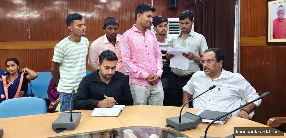 देवघर में जनता दरबार: अपर समाहर्ता हीरा कुमार ने सुनी समस्याएं, एक सप्ताह के भीतर रिपोर्ट सौंपने के निर्देश