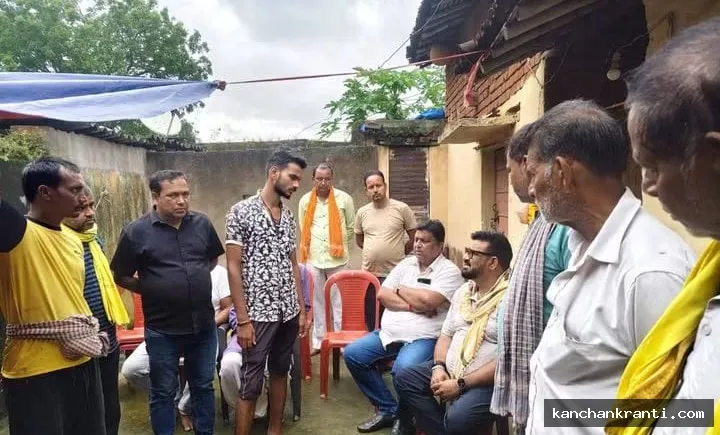 मधुपुर: दिवंगत राजेश पाण्डेय के घर पहुंचे मंत्री हाफिजुल हसन, शोकाकुल परिजनों से मिलकर बंधाया ढांढस