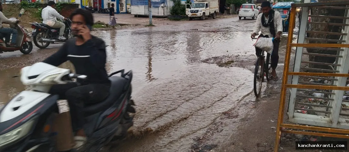 गड्ढों में तब्दील हुई सड़क और जलभराव से आम जनता त्रस्त, रायबरेली प्रशासन और जनप्रतिनिधियों पर फूटा गुस्सा