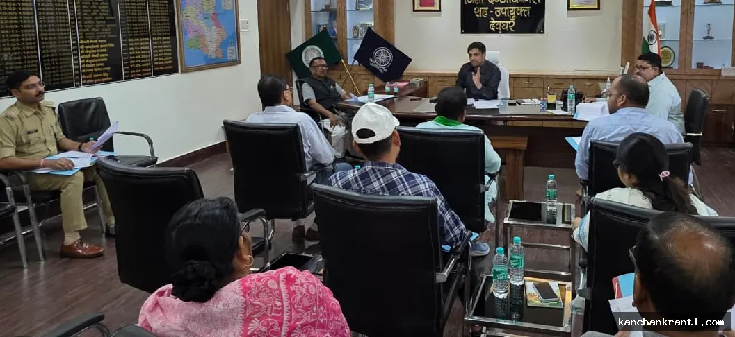 Deoghar News: एससी/एसटी एक्ट मामलों को लेकर प्रशासन सख्त, पीड़ितों को समय पर मुआवजा देने पर जोर