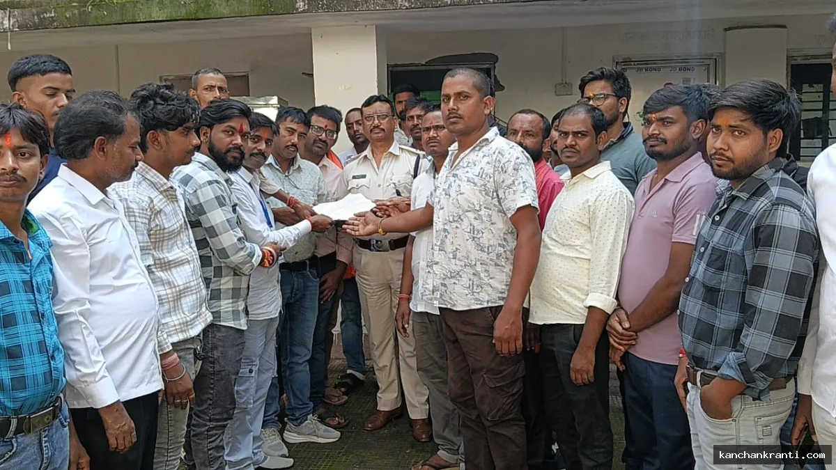 Deoghar News : नाई-ठाकुर समाज पर आपत्तिजनक टिप्पणी मामले में गरमाई राजनीति, देवघर साइबर और टाउन थाने में गायक के खिलाफ दी गई शिकायत