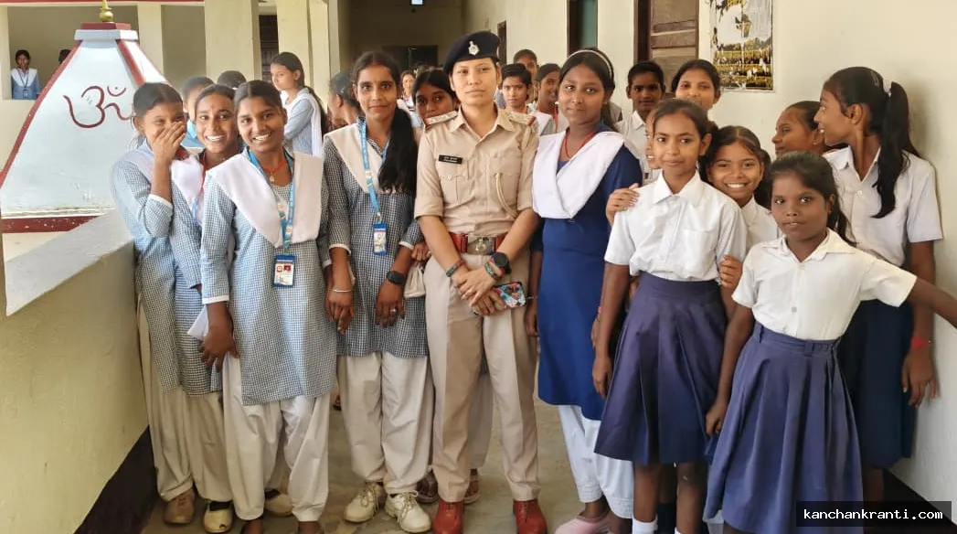 जमुई में “पुलिस दीदी” अभियान का असर: विद्यालयों के आसपास सघन गश्ती, छात्राओं को दी गई आत्मसुरक्षा की जानकारी