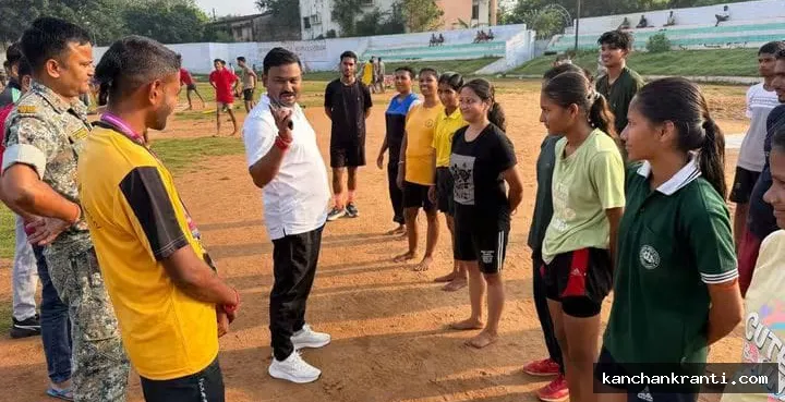 देवघर: केकेएन स्टेडियम में देवघर फिजिकल एकेडमी के संरक्षक सह मेयर रवि कुमार राउत ने युवा खिलाड़ियों से किया संवाद, जिम का लिया जायजा