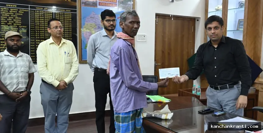 Deoghar News: प्रवासी श्रमिक सुरेंद्र टुडू के पिता को उपायुक्त ने सौंपी 50 हजार की अनुग्रह राशि