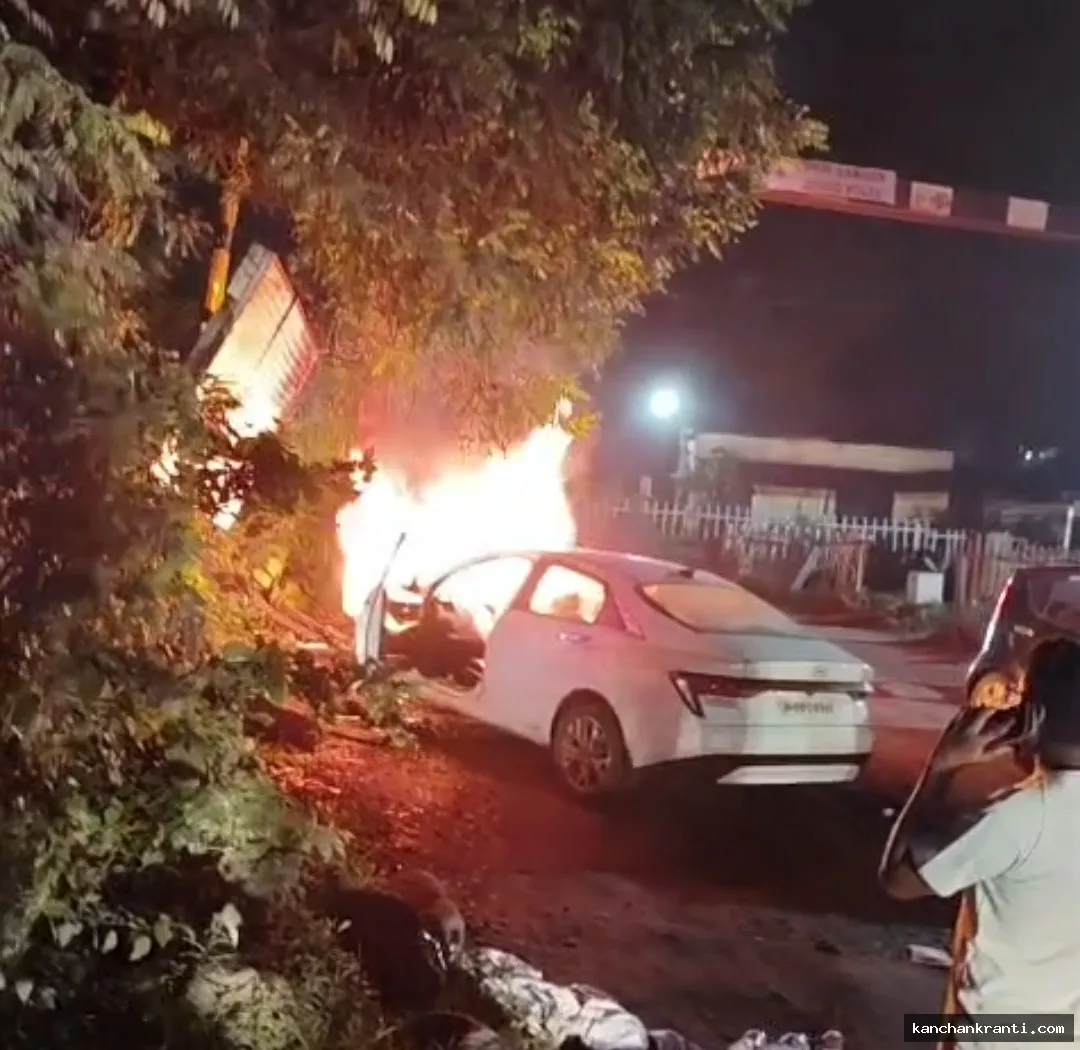 रेलवे फाटक के पास कार दुर्घटना के बाद लगी आग, एयरबैग खुलने से टला बड़ा हादसा