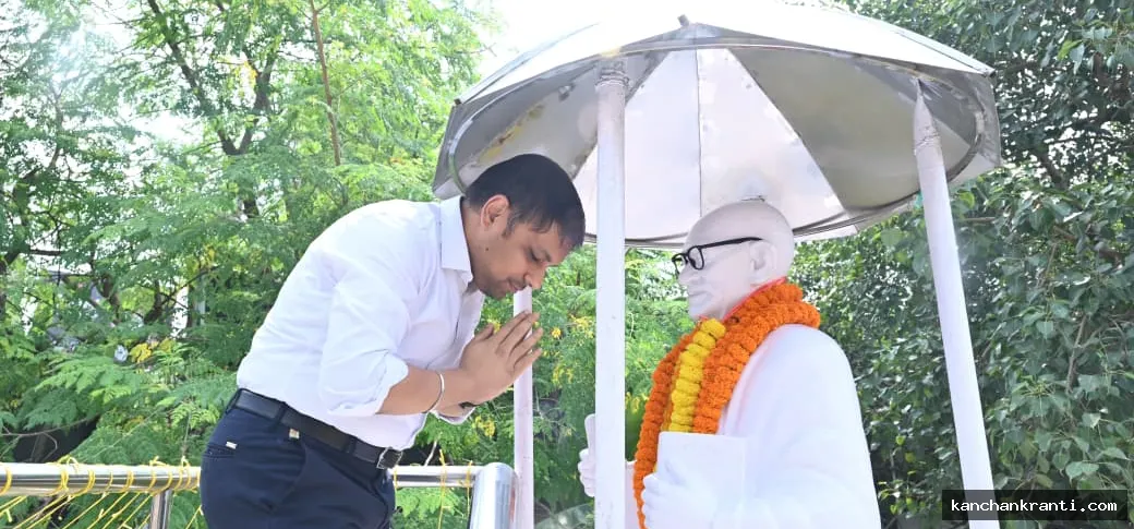 गांधी जयंती पर उपायुक्त ने राष्ट्रपिता महात्मा गांधी की प्रतिमा पर माल्यार्पण कर दी भावपूर्ण श्रद्धांजलि
