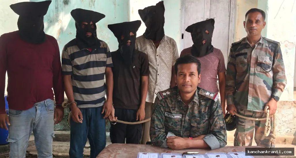 Deoghar News: सारठ क्षेत्र में छापेमारी कर 5 साइबर अपराधी गिरफ्तार, मोबाइल, सिम कार्ड और ठगी के कई मामलों का हुआ खुलासा