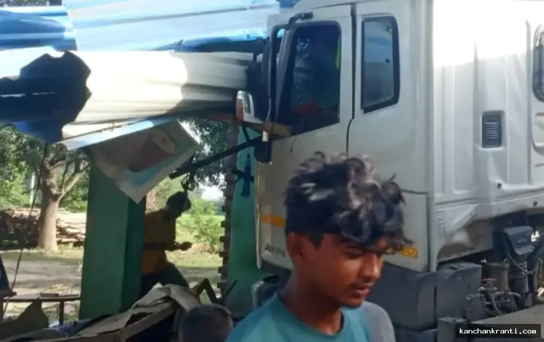 रायबरेली: बेकाबू ट्रेलर दुकानों को तोड़ते हुए घर में घुसा, नींद आने की आशंका; चालक फरार