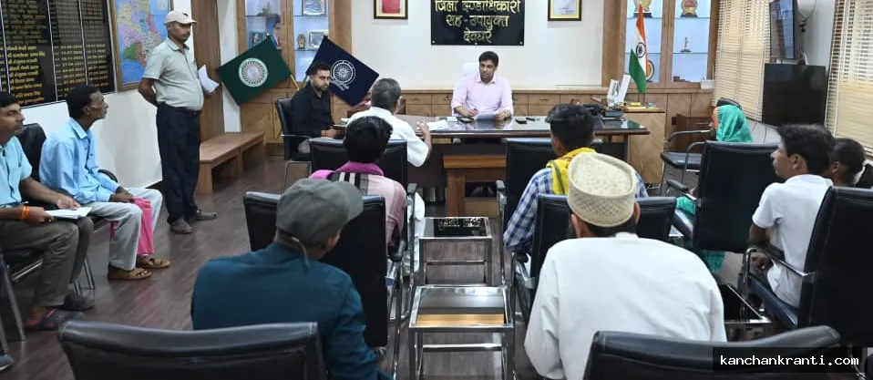 Deoghar News: डीसी के जनता दरबार में उमड़ी भीड़, दिव्यांग को मिली ट्रायसाइकिल; भू-अर्जन मामलों के लिए अंचलों में लगेगा विशेष शिविर