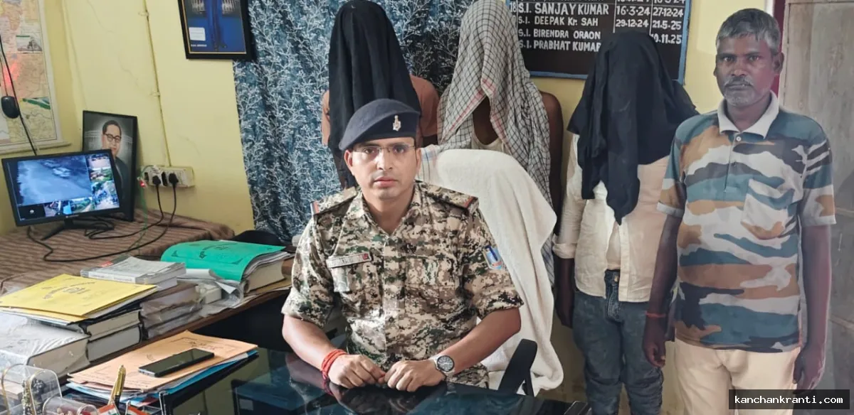 Deoghar News: रिखिया में मालवाहक टेम्पो चोरी का हुआ खुलासा, पुलिस ने 3 आरोपियों को किया गिरफ्तार; चोरी का वाहन और प्रयुक्त टेम्पो बरामद