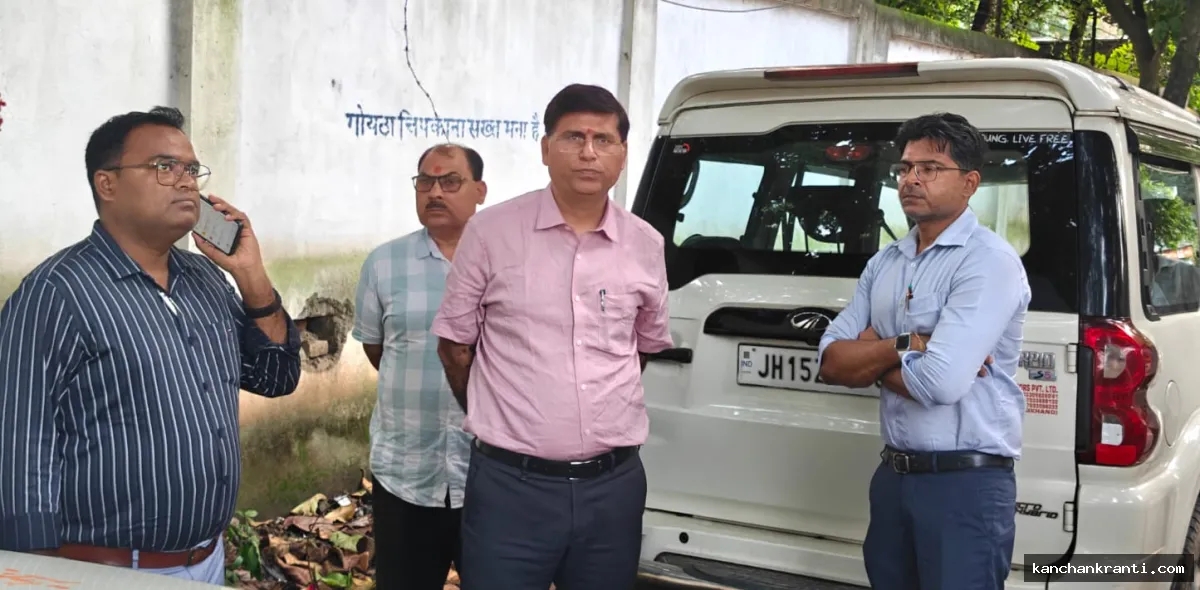 Deoghar News: उपराष्ट्रपति के प्रस्तावित देवघर दौरे को लेकर नगर निगम सतर्क, अपर नगर आयुक्त ने वीआईपी रूट का लिया जायजा और दिए सफाई व सुरक्षा के निर्देश