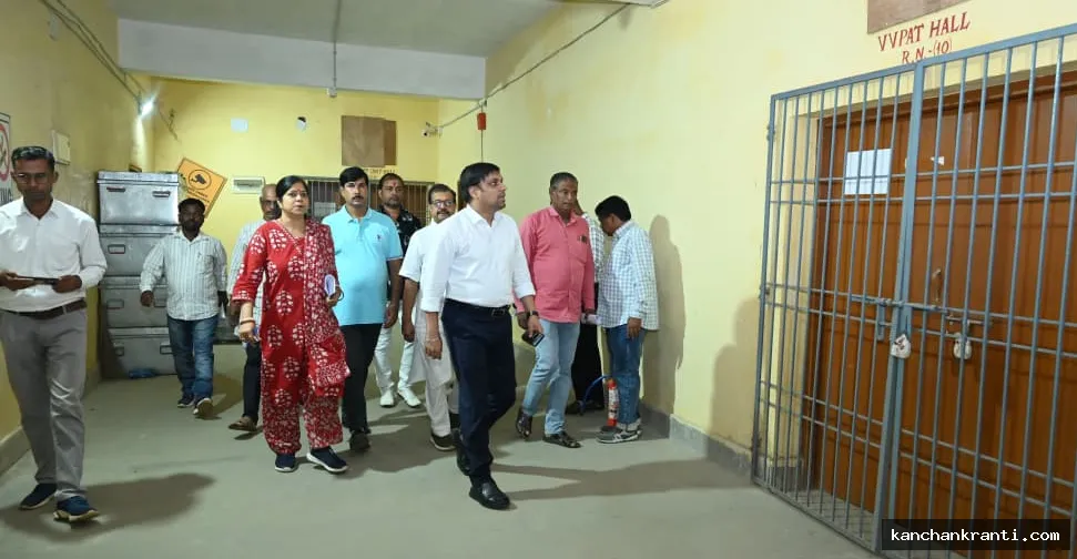 देवघर में जिला निर्वाचन पदाधिकारी ने किया वेयर हाउस का निरीक्षण, सुरक्षा व्यवस्था का लिया जायजा