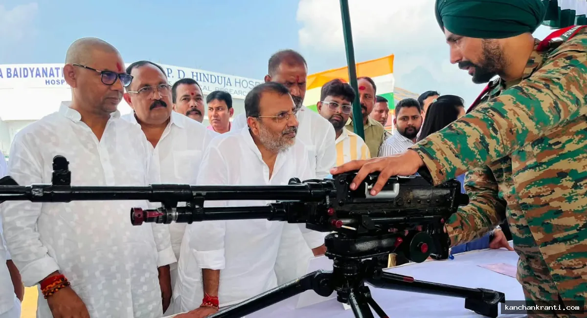 देवघर में सजा भारतीय सेना का दरबार: अत्याधुनिक हथियार देख खिले बच्चों के चेहरे, युवाओं में दिख रहा भारी उत्साह, उपराष्ट्रपति सीपी राधाकृष्णन करेंगे समापन