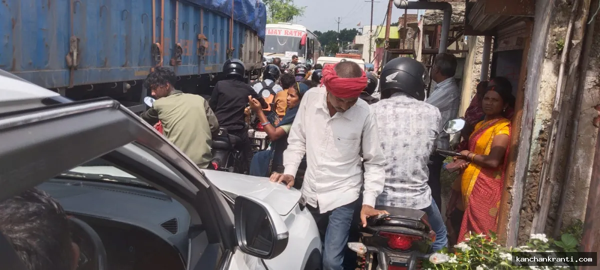 इचाक मोड़ फ्लाईओवर निर्माण स्थल के पास स्कूटी सवार युवक की मौत, मची अफरा-तफरी