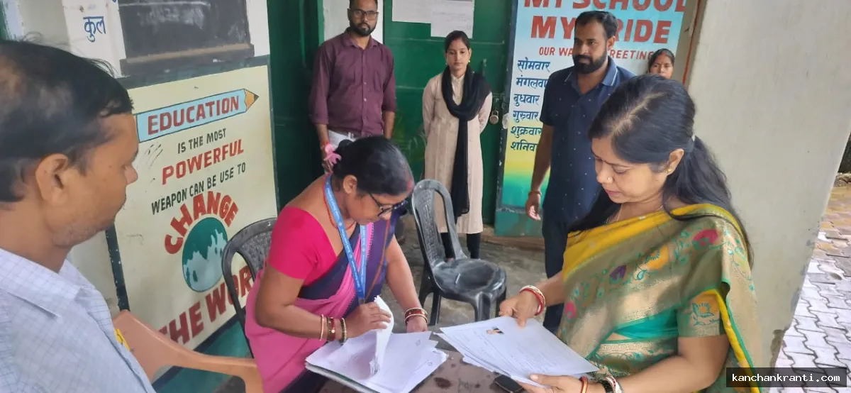 देवघर में मेगा हेल्पडेस्क का औचक निरीक्षण: उप निर्वाचन पदाधिकारी ने दिए मतदाता सूची त्रुटिहीन बनाने के निर्देश