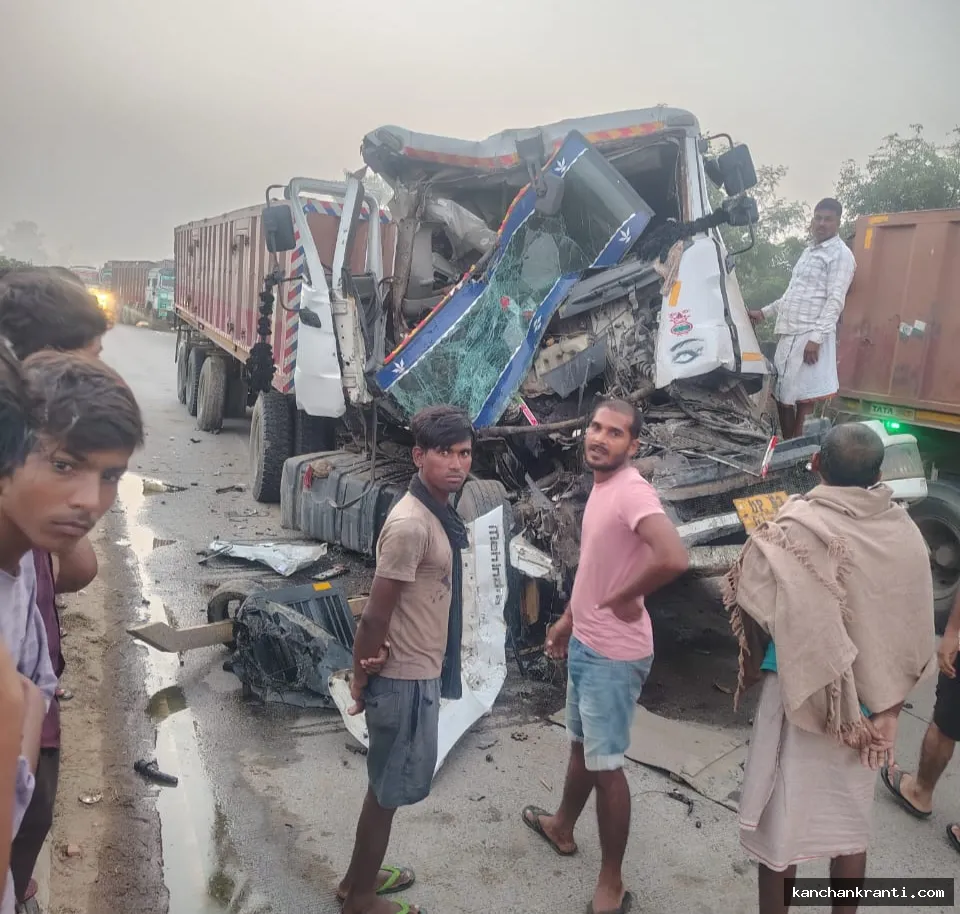 दर्दनाक सड़क हादसा : खड़े ट्रक से टकराया डंफर, केबिन काटकर निकाले गए चालक और खलासी के शव