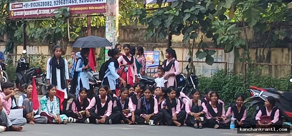 दुमका में छात्रा से दुष्कर्म और हत्या के खिलाफ छात्राओं का आक्रोश, अंबेडकर चौक जाम कर किया प्रदर्शन