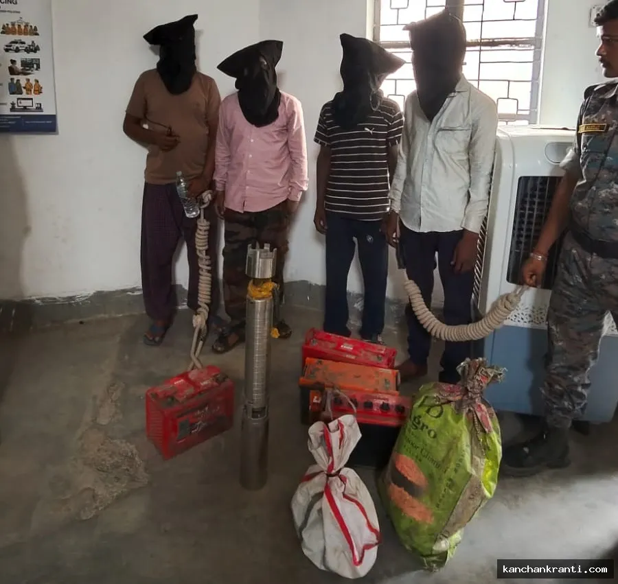 मधुपुर में चोरी का बड़ा खुलासा: कबाड़ी पिता-पुत्र समेत 4 गिरफ्तार, लाखों का तार, बैटरी और मोटर बरामद