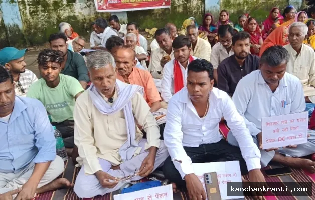 देवघर: राशन और बकाया पेंशन की मांग को लेकर भाकपा माले का समाहरणालय पर एक दिवसीय उपवास