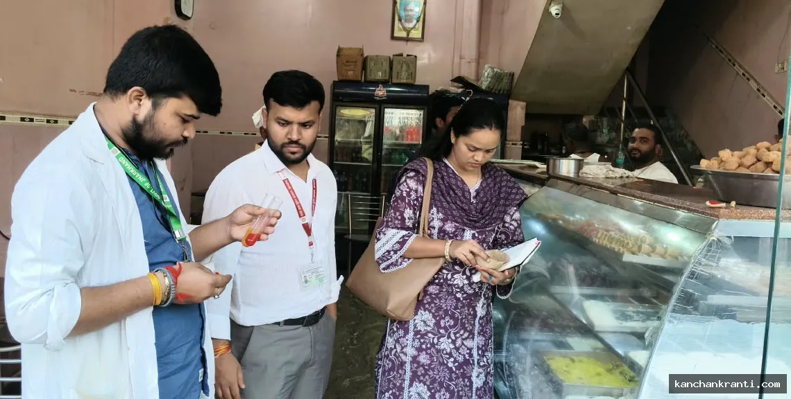 दुर्गा पूजा को लेकर खाद्य सुरक्षा विभाग की बड़ी कार्रवाई: मधुपुर में होटल-मिठाई दुकानों में छापेमारी, कई प्रतिष्ठानों को नोटिस