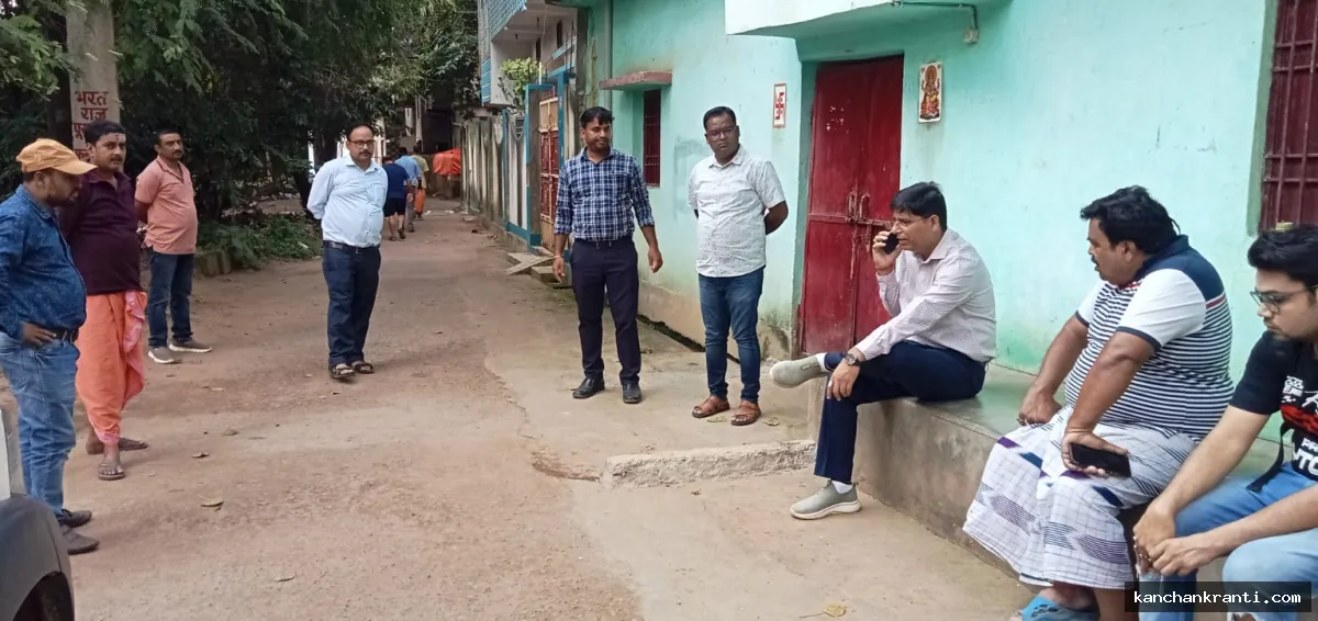 पूजा के बीच स्वच्छता पर देवघर नगर निगम सख्त: अपर नगर आयुक्त ने तालाबों का किया औचक निरीक्षण; गोबर फेंकने वाले खटाल संचालकों को नोटिस