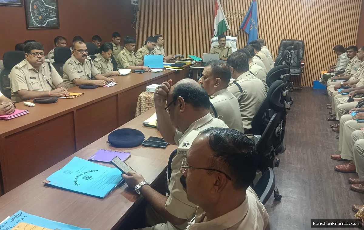 देवघर पुलिस की मासिक समीक्षा बैठक: एसपी प्रवीण पुष्कर के सामने त्योहारों की सुरक्षा और बढ़ते अपराध पर मंथन