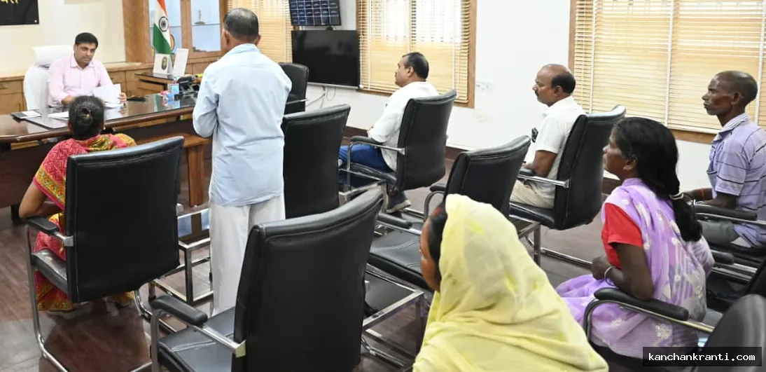 Deoghar News: जनता दरबार में डीसी ने सुनी फरियाद, बुजुर्ग महिला को आवास योजना से जोड़ने का दिया निर्देश