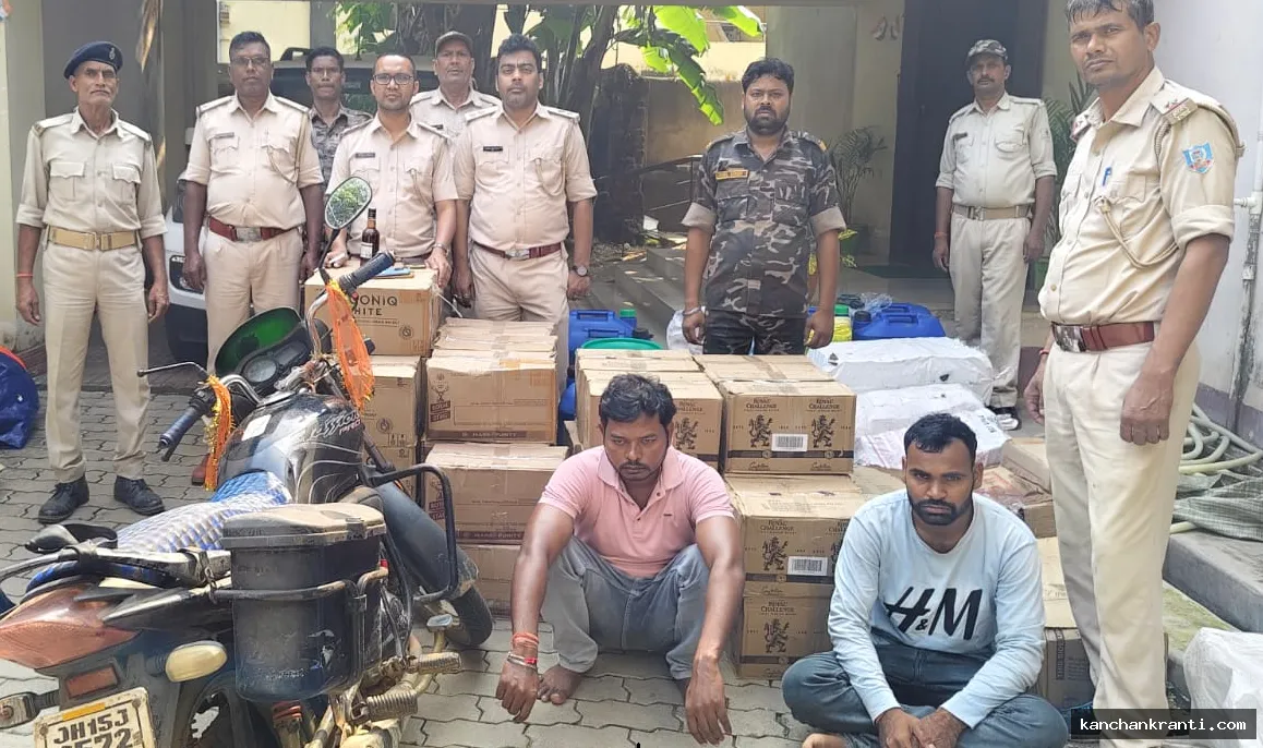 Deoghar Crime News: देवीपुर थाना क्षेत्र में अवैध शराब और स्प्रिट का अवैध कारोबार का भंडाफोड़, 350 लीटर से अधिक शराब जब्त