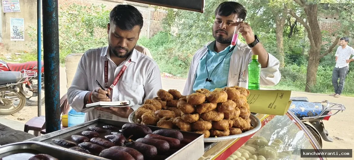 Deoghar News: मोहनपुर के होटल व मिष्ठान दुकानों की जांच, एक्सपायर्ड कोल्ड ड्रिंक्स रिकॉल करने और बिना लाइसेंस वाले दुकानदारों को अल्टीमेटम