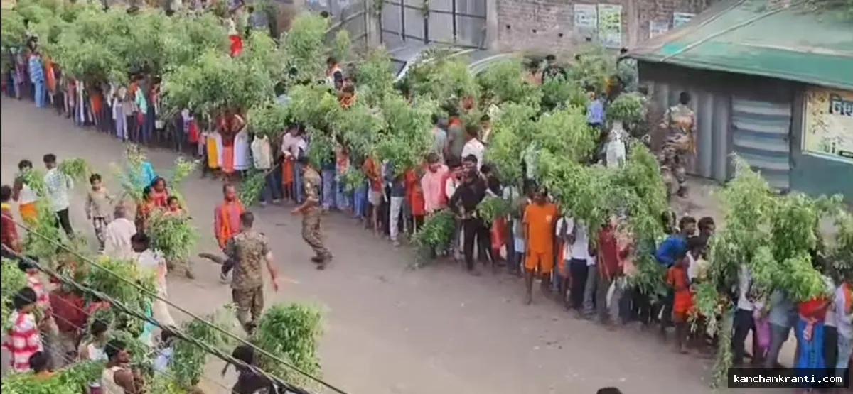 महागामा के प्राचीन दुर्गा मंदिर में आस्था का सैलाब, अरहर की हरी डाली से झाड़ू लगाने उमड़े श्रद्धालु