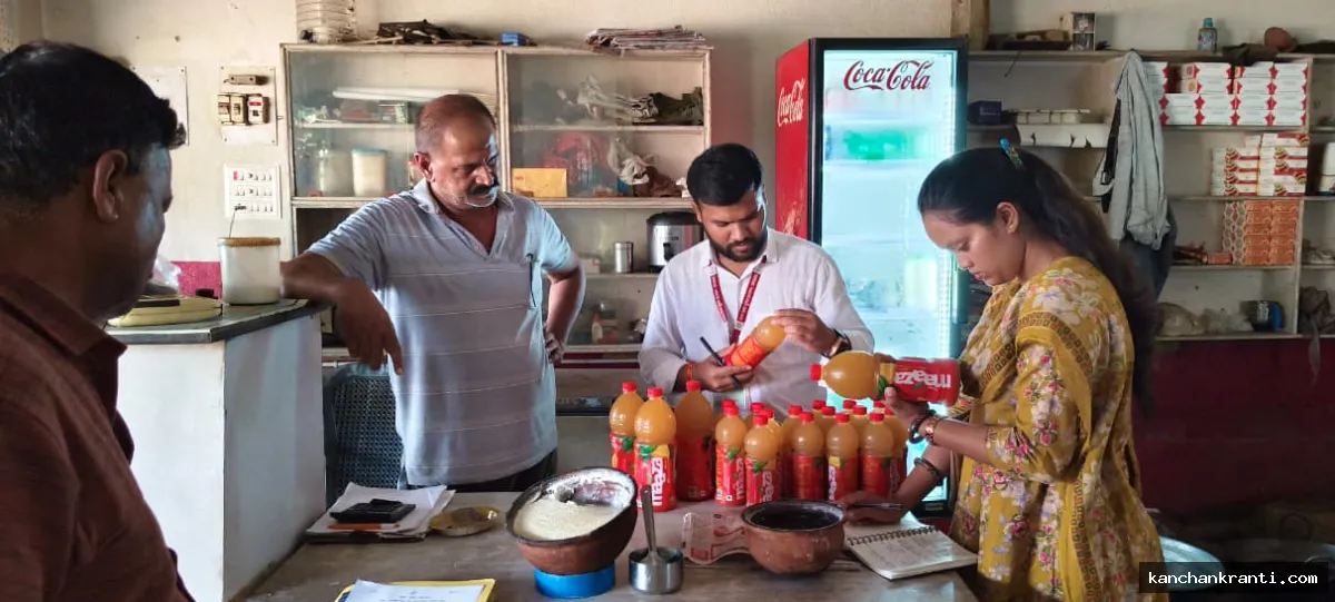 देवघर: खाद्य सुरक्षा विभाग की बड़ी कार्रवाई, सारवां में एक्सपायरी खाद्य पदार्थ बरामद कर मौके पर कराया नष्ट