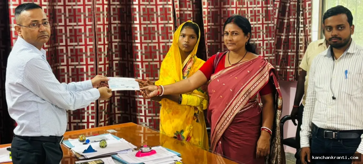 देवघर: महाराष्ट्र में मृत प्रवासी मजदूर के आश्रित को मिली 50 हजार की सहायता, श्रम अधीक्षक ने सौंपा चेक