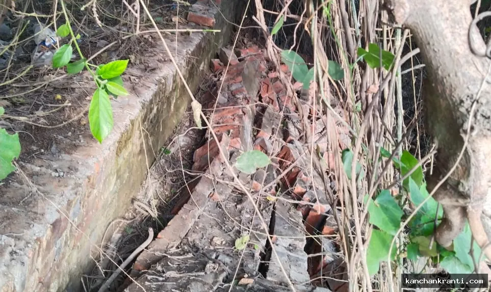 रायबरेली में लखनऊ-प्रयागराज हाईवे पर अज्ञात ट्रक ने ढहाई प्लॉट की बाउंड्री, 45 साल पुरानी दुकान की नींव का दावा